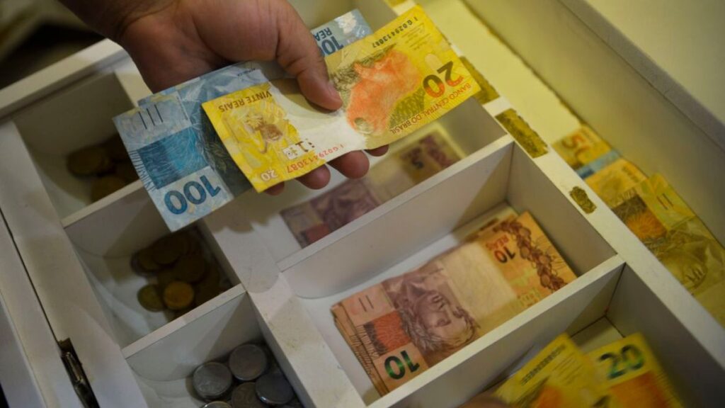 Uso do dinheiro em espécie diminui e Pix ganha destaque, revela estudo do Banco Central 1 Brasileiros usam cada vez menos dinheiro em espécie, diz BC