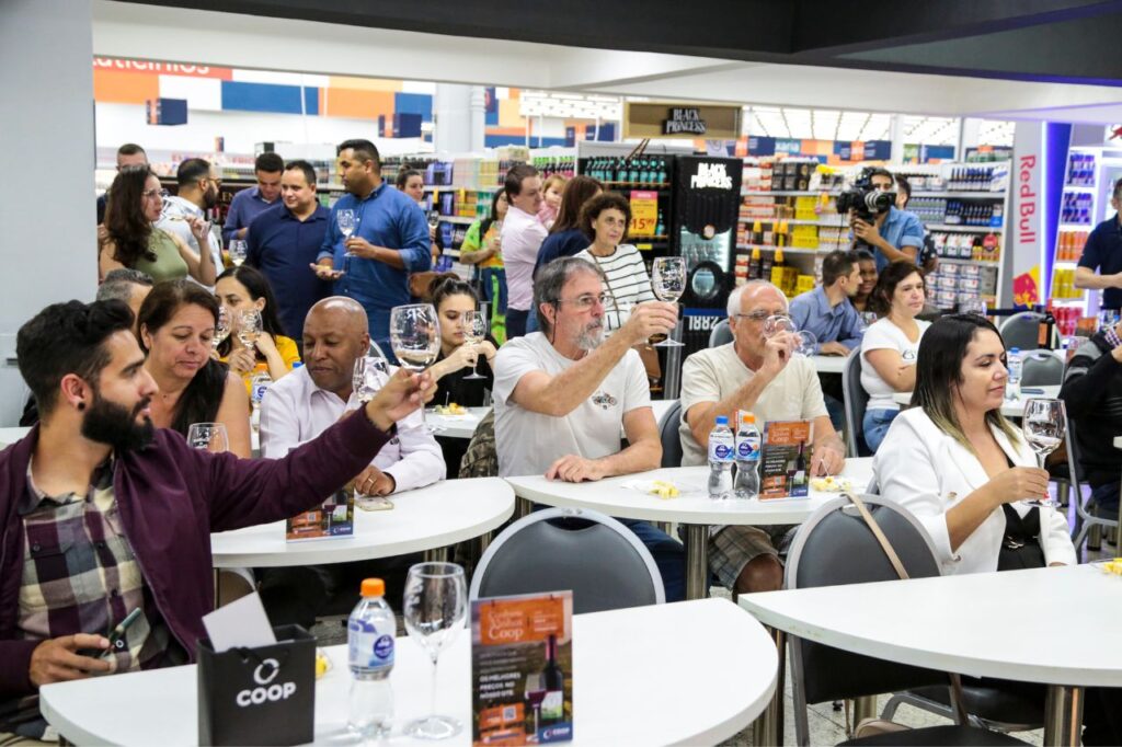 Cooperados da COOP participam de degustação de vinhos
