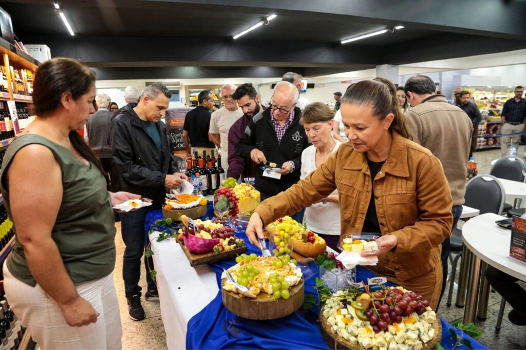 Cooperados da COOP participam de degustação de vinhos
