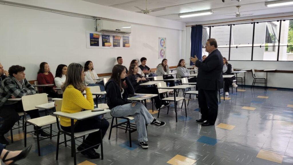 Direito São Bernardo destaca-se na Feira das Profissões no Colégio Petrópolis 1 Direito São Bernardo destaca-se na Feira das Profissões no Colégio Petrópolis