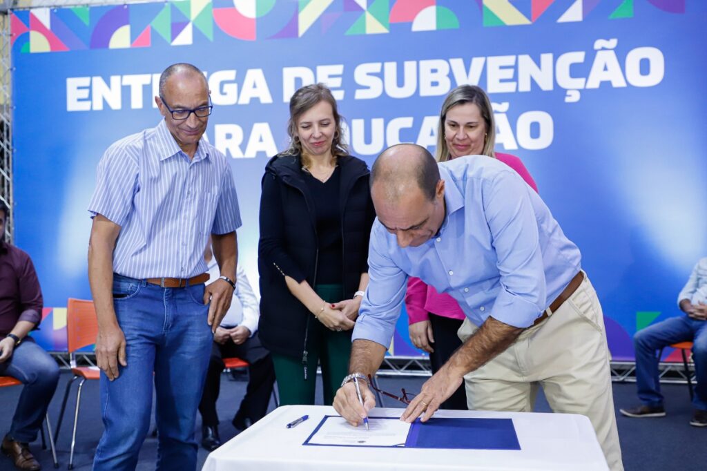 Auricchio entrega subvenções a APMs de escolas da Rede Municipal de Ensino 1 Auricchio entrega subvenções a APMs de escolas da Rede Municipal de Ensino