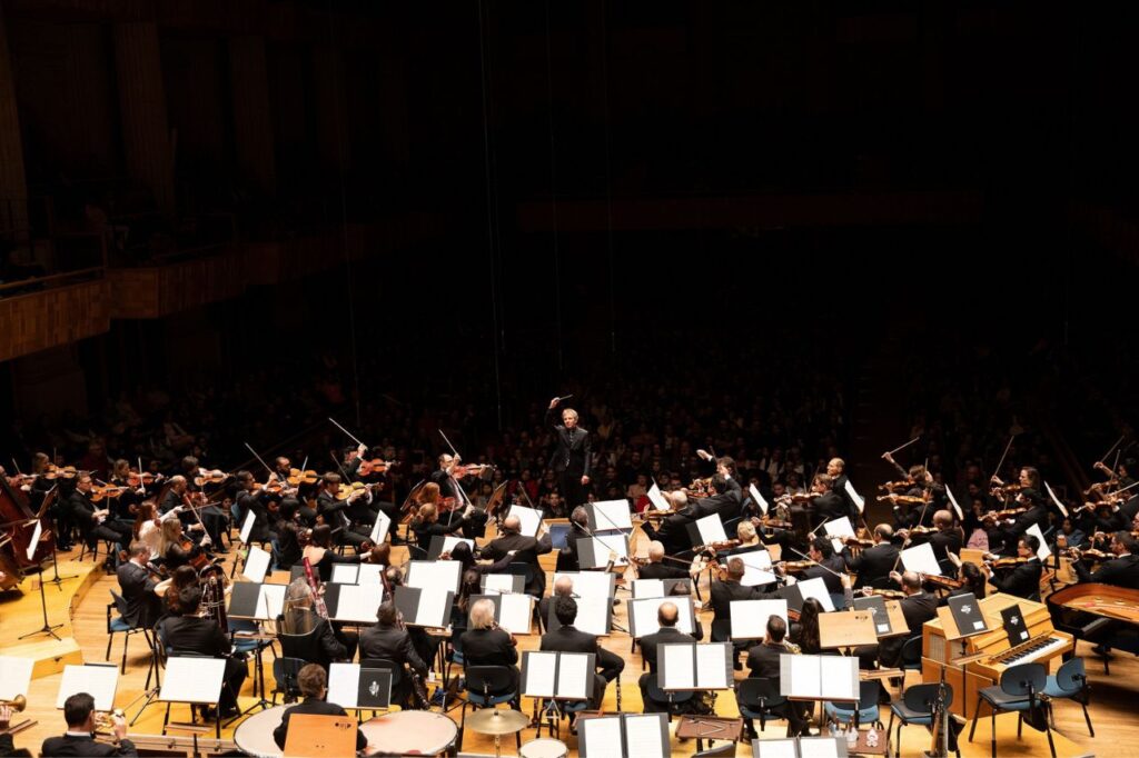 OSESP faz concertos com seu diretor musical e regente titular, Thierry Fischer, e convida cravista Mahan Esfahani 3 OSESP faz concertos com seu diretor musical e regente titular, Thierry Fischer, e convida cravista Mahan Esfahani