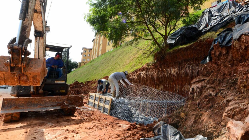 Prefeitura de São Bernardo inicia obras de contenção no Conjunto Três Marias 2 Prefeitura de São Bernardo inicia obras de contenção no Conjunto Três Marias