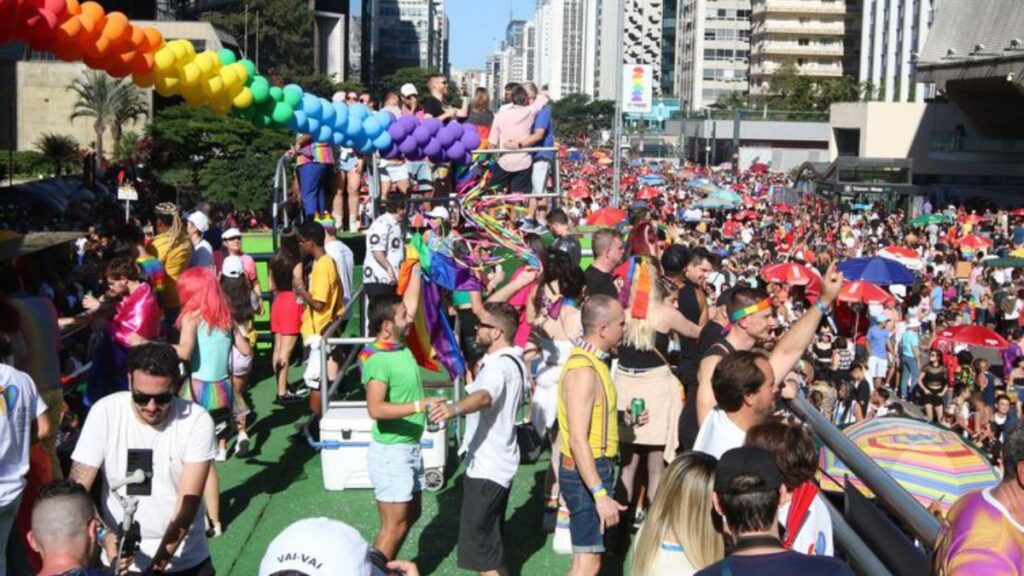 27ª Parada do Orgulho LGBT Celebrando a União e Lutando por Direitos