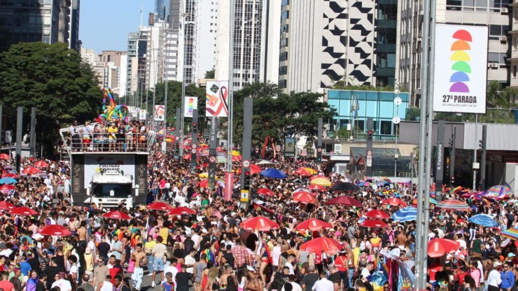 27ª Parada do Orgulho LGBT Celebrando a União e Lutando por Direitos