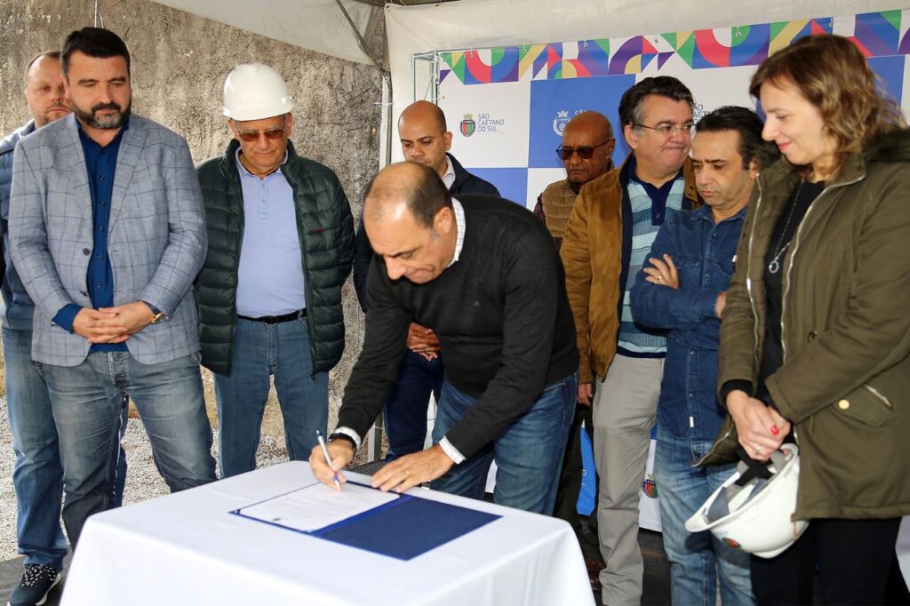Auricchio autoriza início das obras de complexo educacional, esportivo e cultural no Bairro Mauá 2 Auricchio autoriza início das obras de complexo educacional, esportivo e cultural no Bairro Mauá
