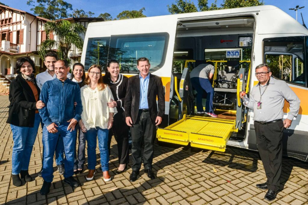 Prefeitura de São Bernardo moderniza frota do transporte para estudantes cadeirantes