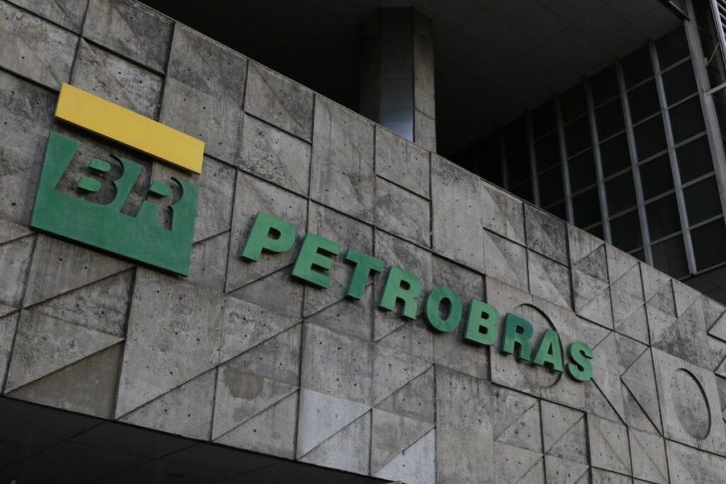 Resumo de notícias - ABC Agora - 01/08/2023 8 Agência eleva nota de crédito da Petrobras e de outras empresas