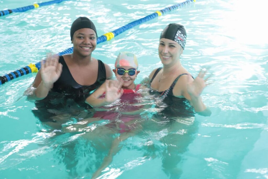 Aluna deficiente visual de Santo André se destaca na natação e treina para ser atleta paralímpica
