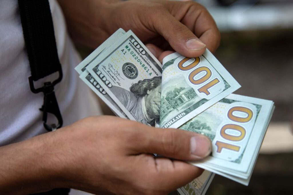 Dólar cai para R$ 4,72 após elevação de nota de crédito do Brasil