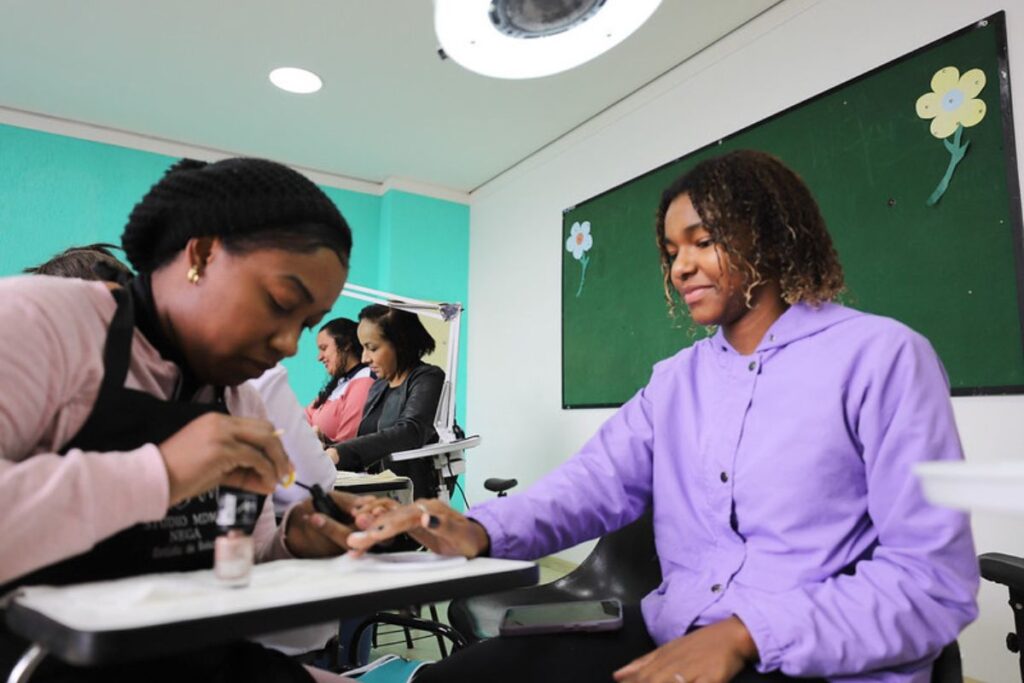 Florestan oferece 'dia de beleza' para voluntários e trabalhadores da educação