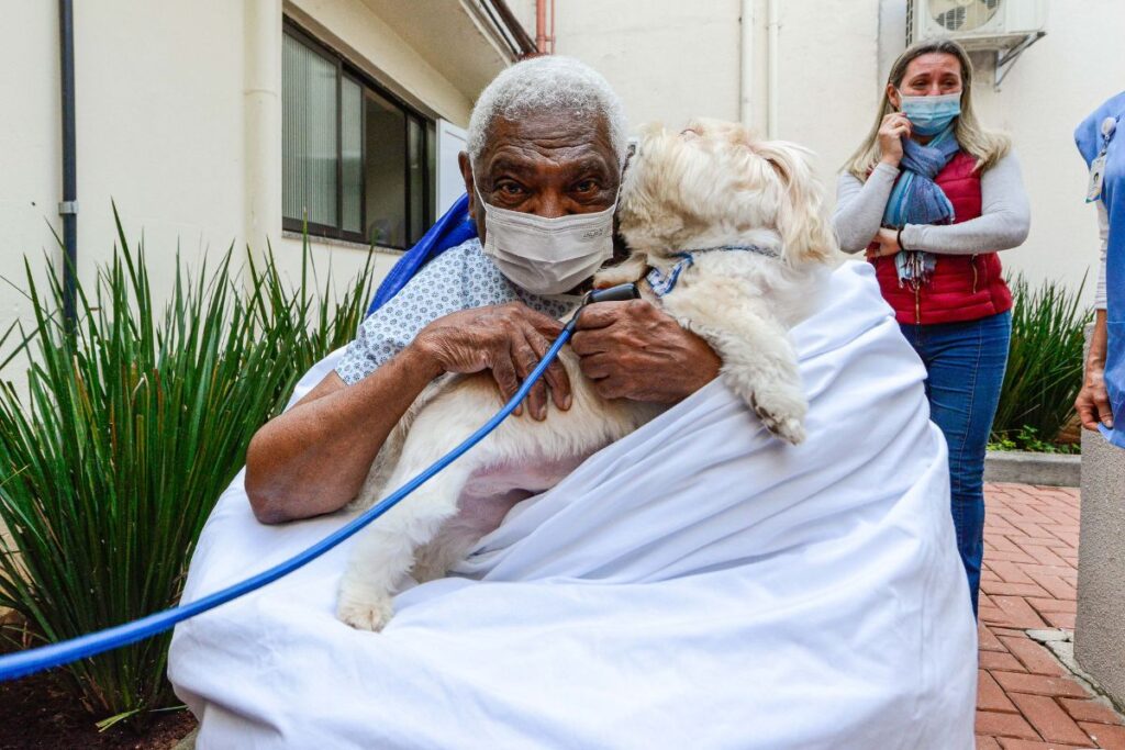 São Bernardo inova no cuidado humanizado com visita de pet no Hospital Anchieta