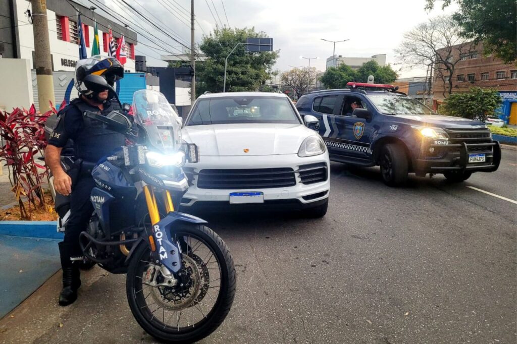 CGE de São Caetano visualiza entrada de veículo de luxo com mandado de busca e GCM apreende a Porsche Cayenne 1 CGE de São Caetano visualiza entrada de veículo de luxo com mandado de busca e GCM apreende a Porsche Cayenne