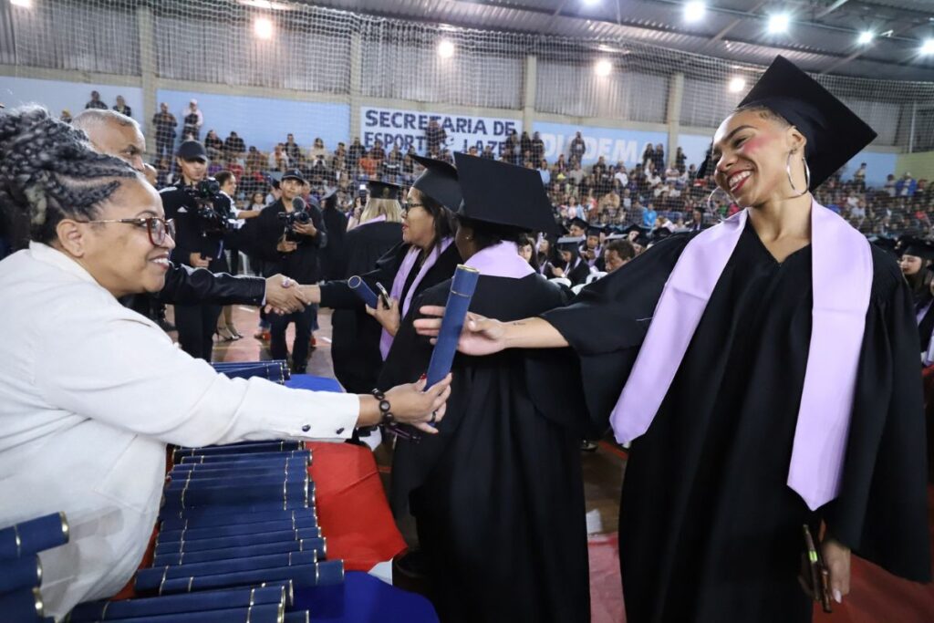 Cerca de 2.000 pessoas prestigiam a formatura da Florestan Fernandes 1 Cerca de 2.000 pessoas prestigiam a formatura da Florestan Fernandes