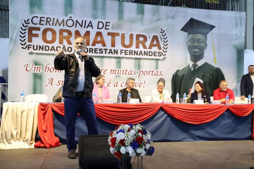 Cerca de 2.000 pessoas prestigiam a formatura da Florestan Fernandes