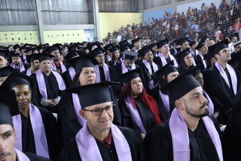 Cerca de 2.000 pessoas prestigiam a formatura da Florestan Fernandes 2 Cerca de 2.000 pessoas prestigiam a formatura da Florestan Fernandes