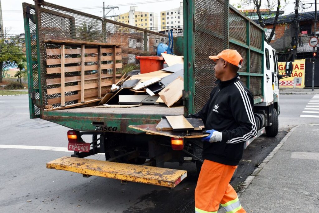 Semasa lança programa Ponto Limpo para combater descarte irregular de resíduos