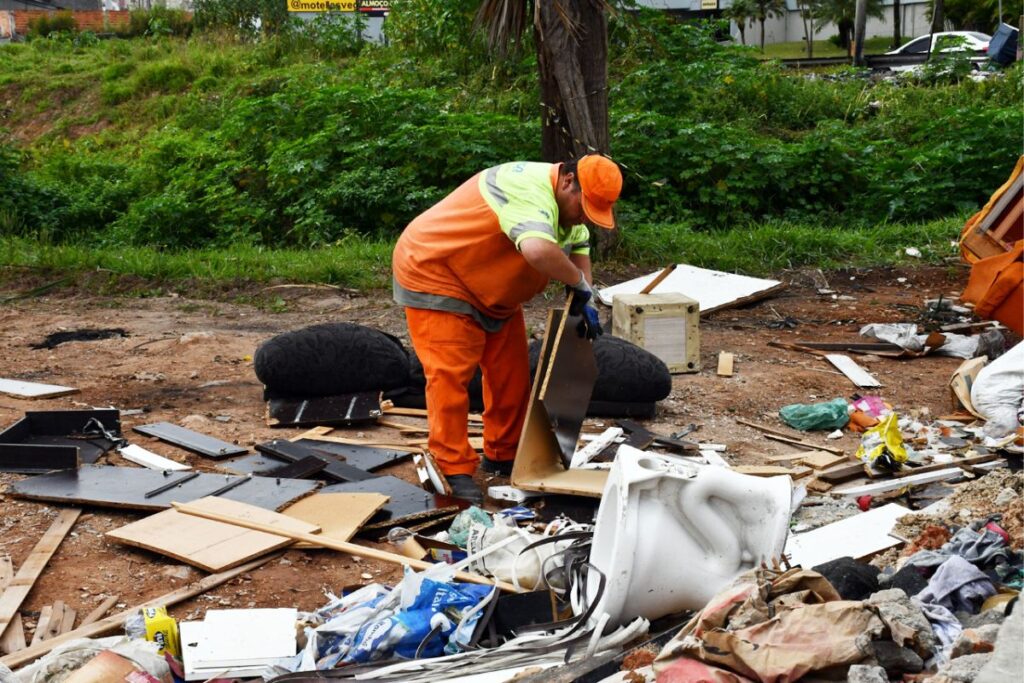 Semasa lança programa Ponto Limpo para combater descarte irregular de resíduos