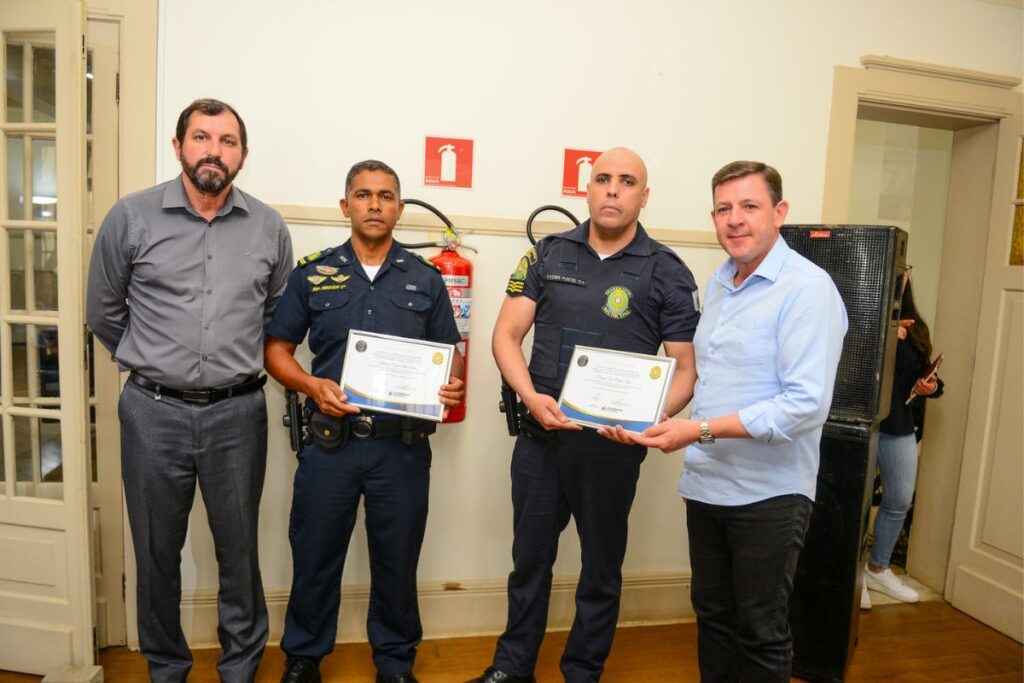 GCMs de São Bernardo que libertaram reféns em assalto ganham homenagem 1 GCMs de São Bernardo que libertaram reféns em assalto ganham homenagem