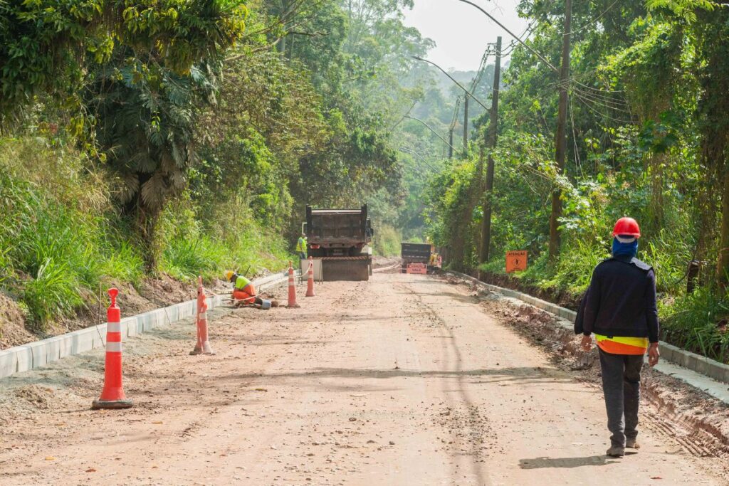 Prefeito Orlando Morando vistoria andamento das obras da Estrada dos Alvarengas