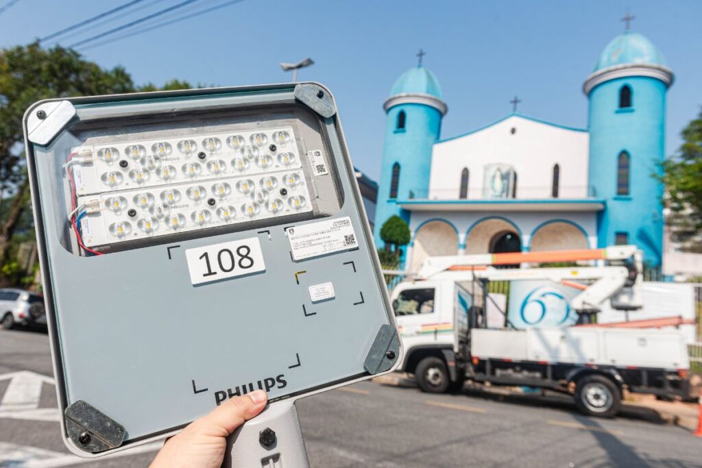 Resumo de Notícias ABC Agora - 06/10/2023 2 Programa Mais Luz moderniza iluminação de 31 ruas do Terra Nova e Andrea Demarchi