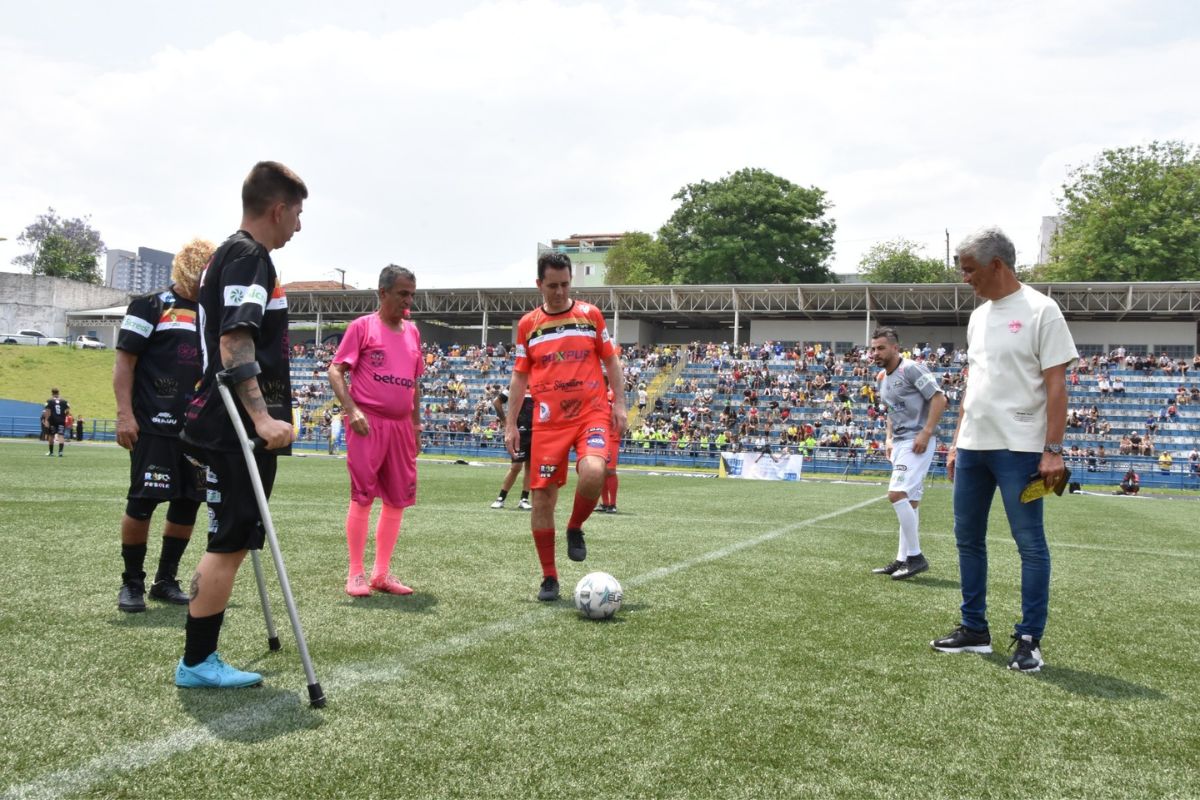 Santo André arrecada alimentos e brinquedos em jogo de futebol