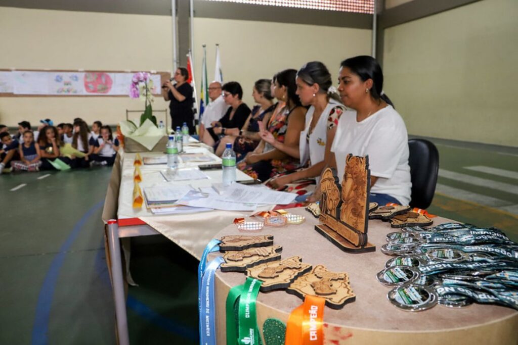 Prefeito de Diadema entrega medalhas a estudantes pelo desempenho na Olimpíada de Matemática 1 Prefeito de Diadema entrega medalhas a estudantes pelo desempenho na Olimpíada de Matemática