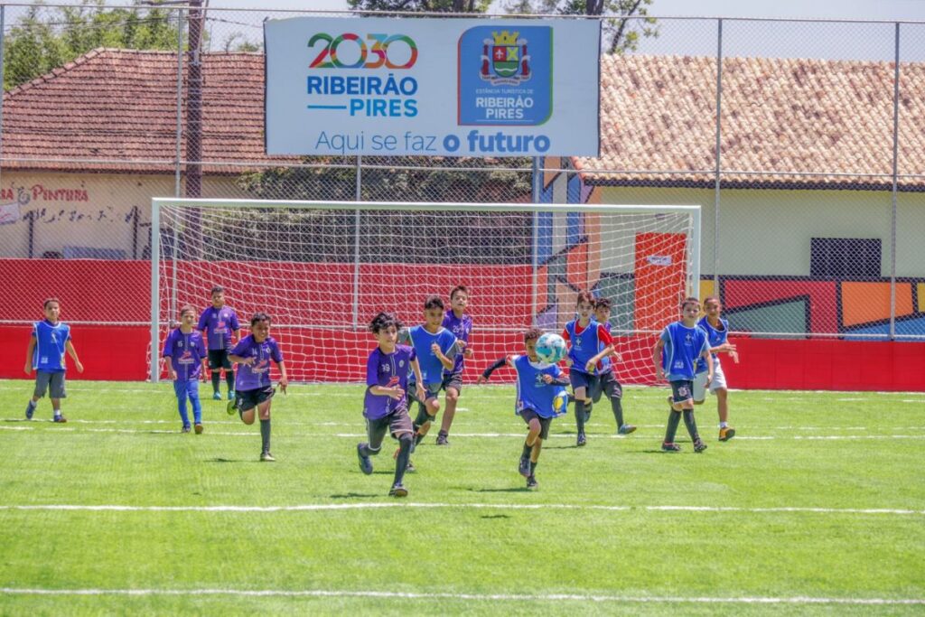 Prefeitura de Ribeirão Pires inaugura primeiro campo de grama sintética do município