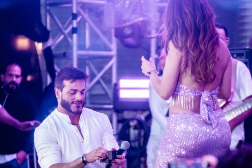 Apresentadora Carla Prata é pedida em casamento no show do Leo Santana 1 Apresentadora Carla Prata é pedida em casamento no show do Leo Santana