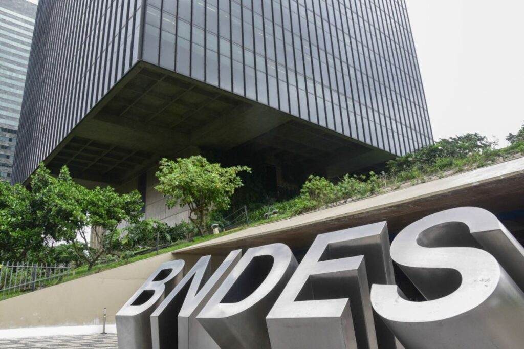 BNDES dobra crédito para indústria em 2023 e atinge pico desde 2014