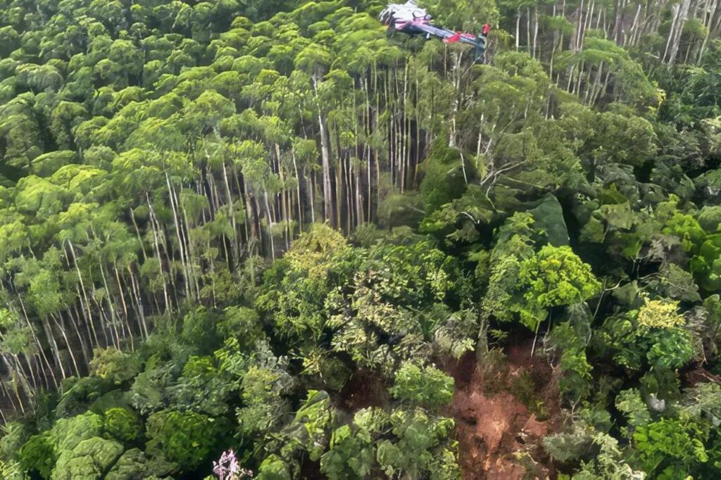 Corpos de ocupantes de helicóptero são encontrados junto aos destroços 1 Corpos de ocupantes de helicóptero são encontrados junto aos destroços