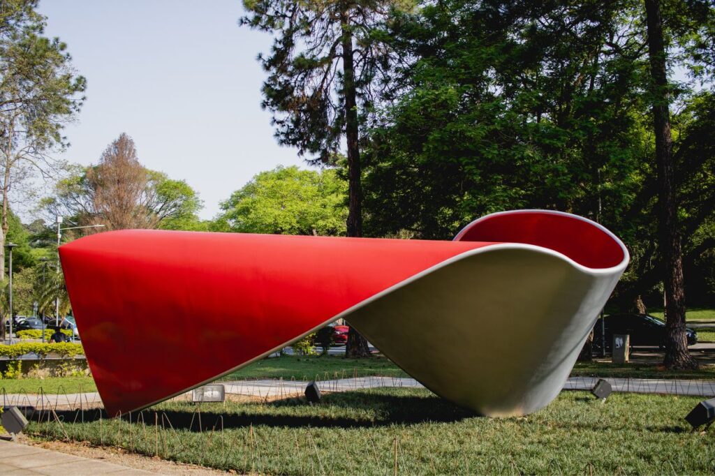 Em parceria do Instituto Tomie Ohtake com a fabricante de tintas AkzoNobel, obra da artista japonesa localizada na USP é restaurada