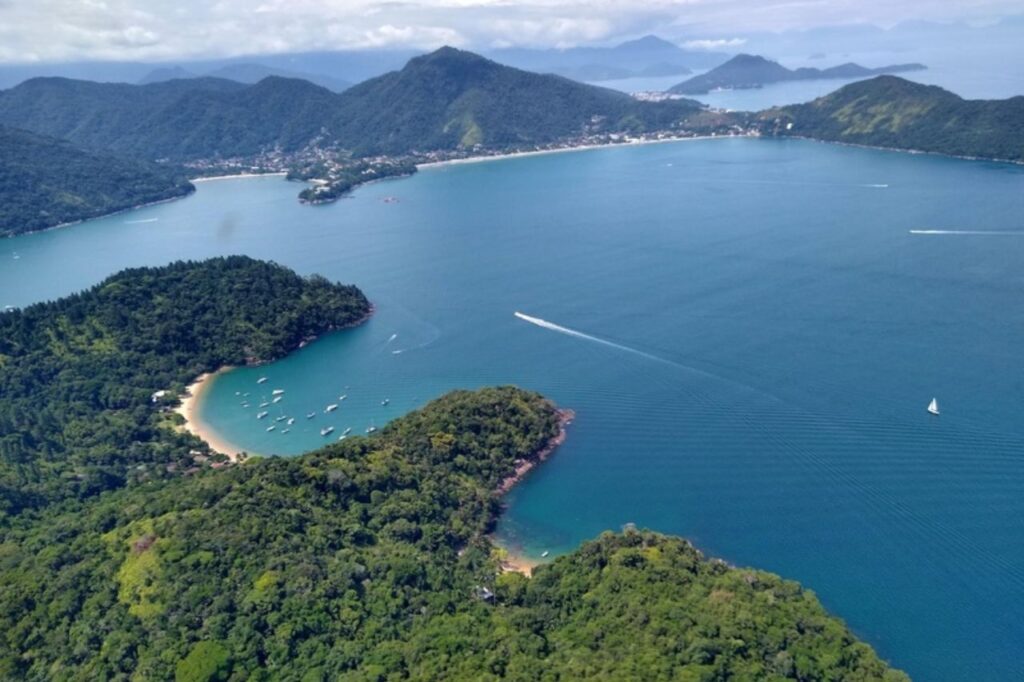 Ilha Anchieta é paraíso sustentável com muita natureza e história preservadas