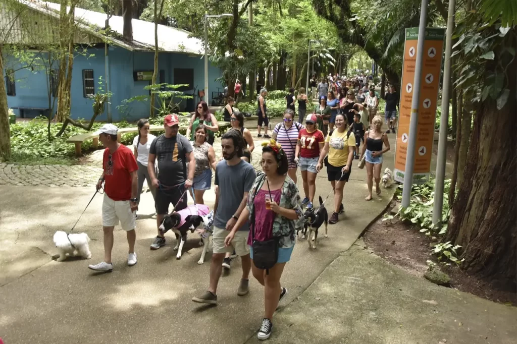 Blocão de Carnaval faz a festa com mais de 200 cães no Parque Celso Daniel