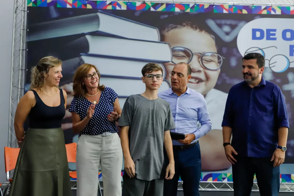 De Olho no Futuro São Caetano entrega 324 óculos para alunos do Ensino Fundamental
