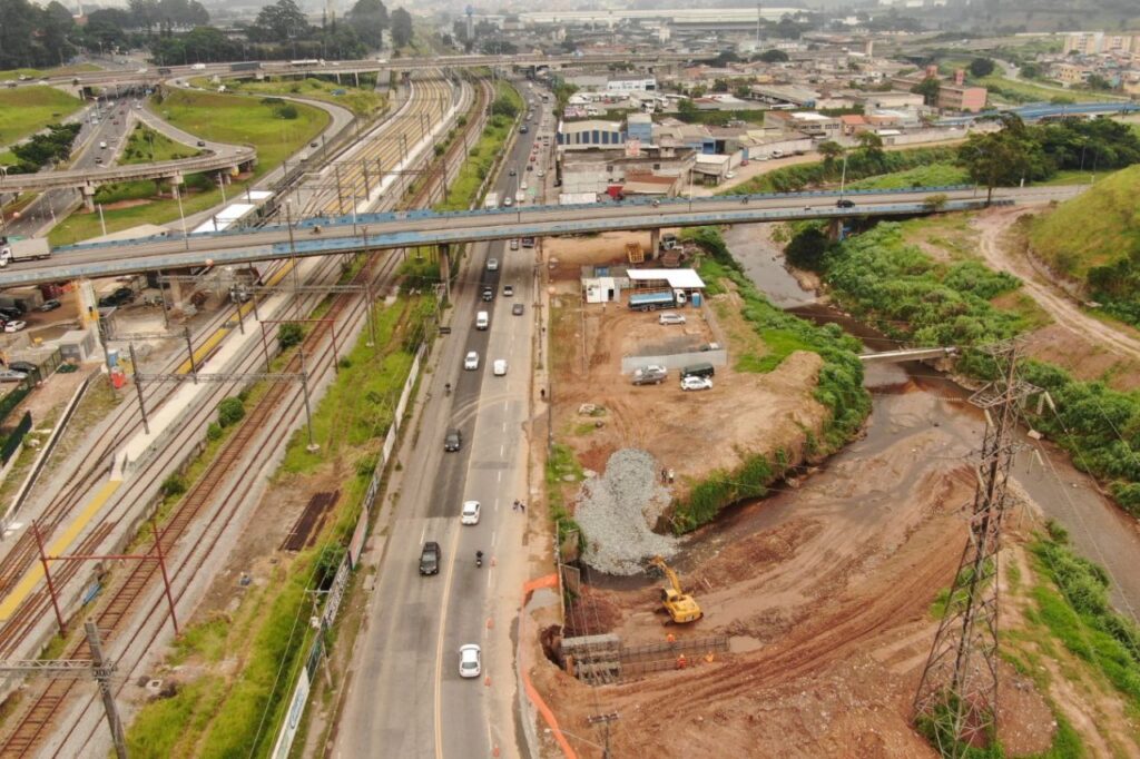 Obras de drenagem obrigam o fechamento parcial da avenida Alberto Soares Sampaio em Mauá