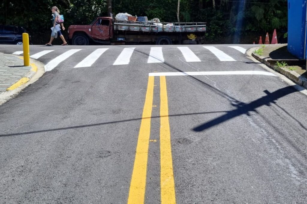 Prefeitura de Ribeirão Pires realiza nova pintura de sinalização viária na Rua Pedro Mansueto Bechelli