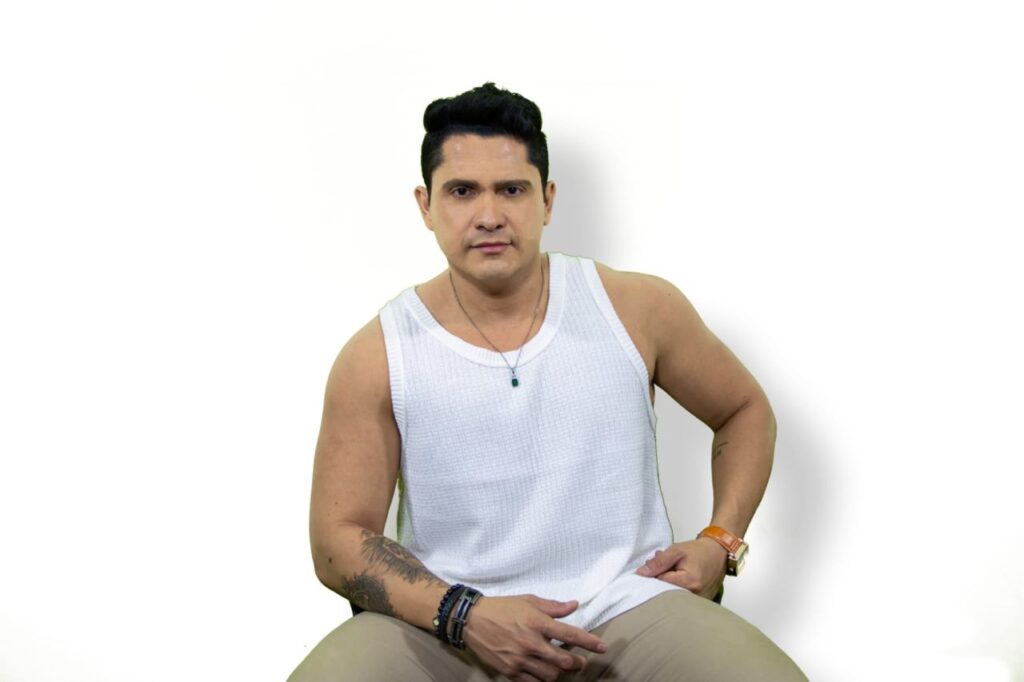 Renan Monteiro: A voz que canta a esperança e o amor 1 Renan Monteiro A voz que canta a esperança e o amor