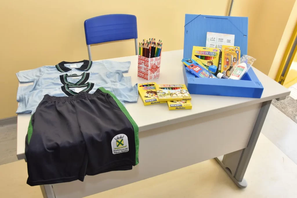 Santo André prepara volta às aulas com entrega de uniformes e kits escolares