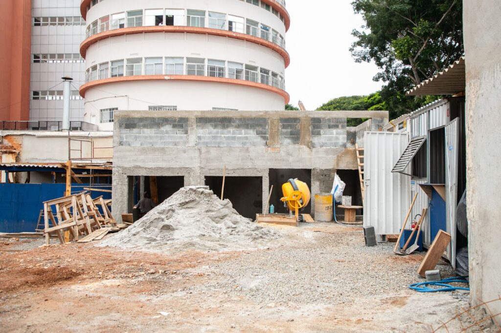 Auricchio vistoria obras do futuro Pronto Cardio, em São Caetano