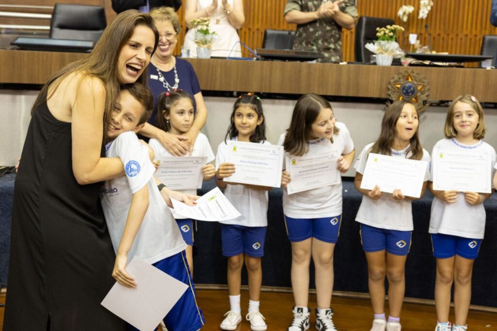 Dra. Ana Veterinária homenageia Educandário Santo Antonio