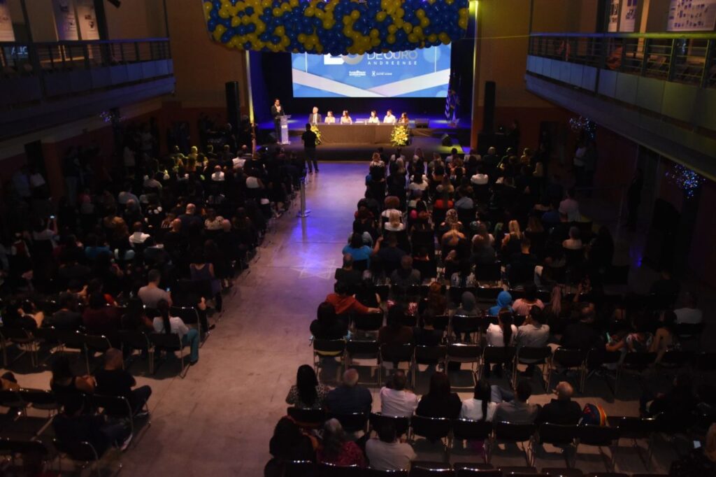 Escola de Ouro Andreense entrega 300 diplomas em noite especial