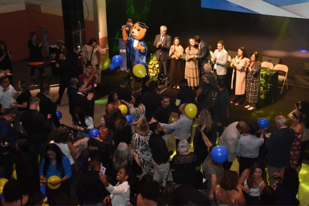 Escola de Ouro Andreense entrega 300 diplomas em noite especial