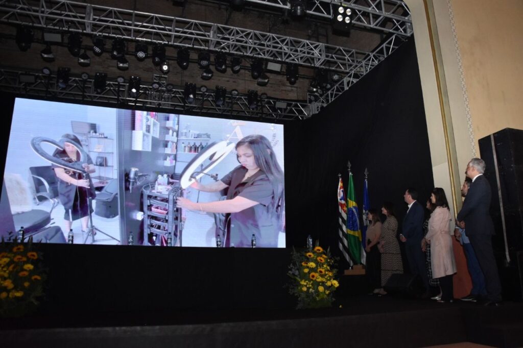 Escola de Ouro Andreense entrega 300 diplomas em noite especial