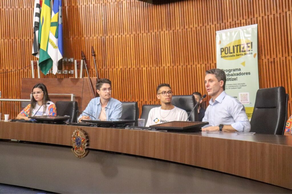 Início da formação de Lideranças Cidadãs: Primeiro encontro dos Multiplicadores Politize! 1 Início da formação de Lideranças Cidadãs: Primeiro encontro dos Multiplicadores Politize!