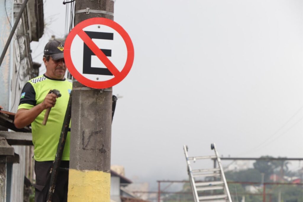 Mobilidade Urbana de Ribeirão Pires realiza instalações de novas placas e melhoria na sinalização horizontal