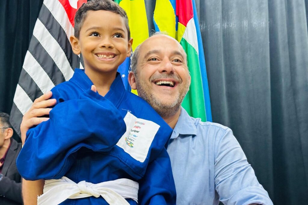 Ribeirão Pires entrega kimonos para alunos de judô do CEU Quarta Divisão 2 Ribeirão Pires entrega kimonos para alunos de judô do CEU Quarta Divisão