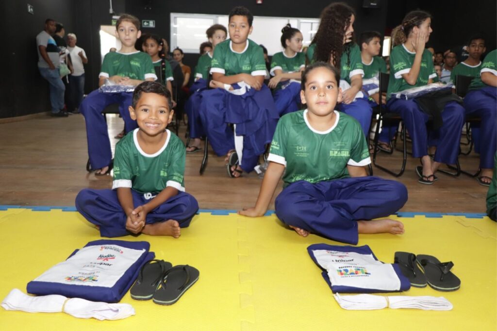 Ribeirão Pires entrega kimonos para alunos de judô do CEU Quarta Divisão