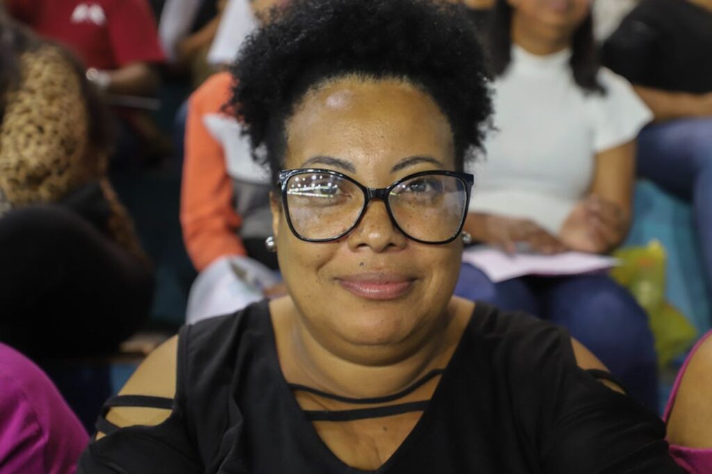 Feirão do Emprega Diadema atende mais de 2 mil pessoas 4 Em busca de uma vaga de auxiliar de limpeza, as vizinhas Márcia Beatriz Soares, 42, e Telma Regina da Silva, 45, do Casa Grande, foram as primeiras a chegar na fila, por volta da meia-noite. "Pegamos o último ônibus e já ficamos aqui na frente, para garan