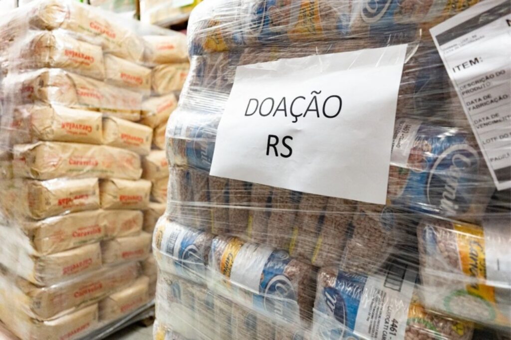 Grupo Carrefour Brasil doa 500 toneladas em alimentos, água e produtos de higiene para o Rio Grande do Sul